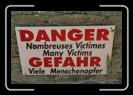 03-006_7 * Wird hier nach keltischem Brauch den bretonischen G�ttern gehuldigt?
Warnschild bei �Les Rochers�, Penmarc'h, Finisterre * 2088 x 1392 * (2.03MB)