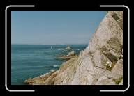 05-007_8 * La Pointe du Raz mit dem Leuchtturm �Phare de la Vieille�;
im Hintergrund die �le de Sein, Finisterre * 2088 x 1392 * (2.25MB)