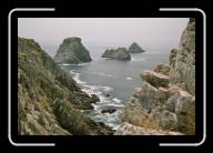 07-029_30 * Die drei Felsen namens Tas de Pois an der Pointe de Penhir, Finisterre * 2088 x 1392 * (1.78MB)