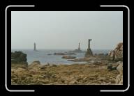 10-013_14A * Der Leuchtturm Nividic, der vor seiner Automatisierung per Seilbahn (!) erreicht werden musste. 
Die beiden Masten sieht man noch heute. Pointe de Pern, �le d'Ouessant, Finisterre * 2088 x 1392 * (1.85MB)