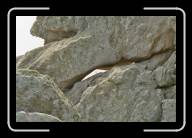 10-022_23A * Der Leuchtturm Nividic, schwach sichtbar im Spalt zwischen den Felsen, Pointe de Pern, �le d'Ouessant, Finisterre * 2088 x 1392 * (2.27MB)