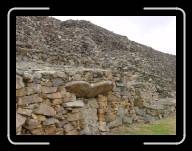 12-017_18b * Zugemauerter Grabkammerneingang, �Cairn de Barnenez�, Finisterre * 2048 x 1536 * (1.45MB)