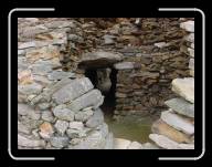 12-017_18c * Grabkammer von der R�ckseite, �Cairn de Barnenez�, Finisterre * 2048 x 1536 * (1.47MB)